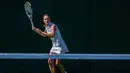 Princess of Wales, Kate Middleton, memukul bola dalam sebuah pertandingan ekshibisi melawan Roger Federer jelang Turnamen Tenis Grand Slam Wimbledon 2023 di The All England Tennis Club in Wimbledon, Sabtu (24/6/2023). (AFP/AELTC/Thomas Lovelock)