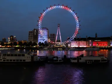 Eye menyalakan lampu berwarna merah, biru dan putih untuk menghormati kelahiran bayi laki-laki  Pangeran Harry dan Meghan Markle di London, Senin (6/5/2019). Bayi yang hingga kini belum diberi nama tersebut, lahir pada pukul 5:26 pagi waktu setempat dengan berat 3,2 kg. (Tolga AKMEN/AFP)