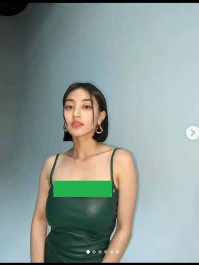 Pose terbaru Jihyo TWICE di media sosial pada awal Juli 2022. (Instagram @_zyozyo)