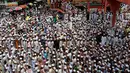 Pendukung garis keras Hefazat-e-Islam meneriakkan slogan-slogan saat melakukan aksi di Kedutaan Besar Myanmar di Dhaka, Bangladesh (18/9). (AP Photo / A.M.Ahad)