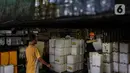 Penjual menata jerigen minyak goreng curah di Pasar Cipete, Jakarta, Kamis (17/3/2022). Pemerintah mencabut ketentuan harga eceran tertinggi (HET) minyak goreng. Dalam kebijakan ini, minyak goreng kemasan akan disesuaikan dengan harga keekonomian.(Liputan6.com/Johan Tallo)