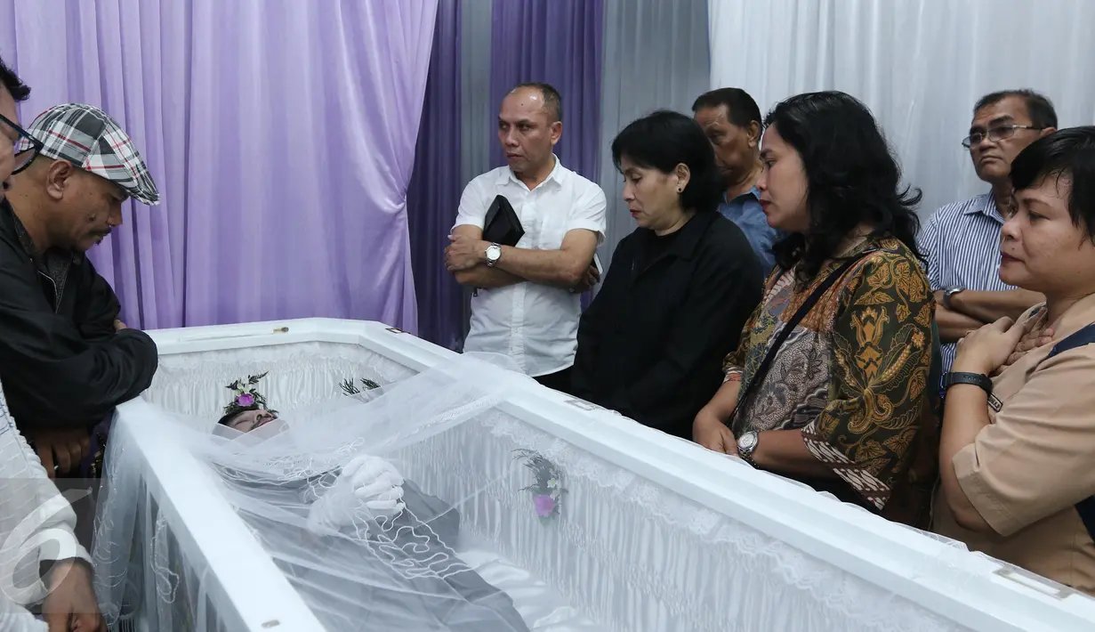 Istri Bartje Van Houten (ketiga kanan), Titiek saat berada dekat jenazah Bartje Van Houten disemayamkan di rumah duka RS ST. Carolus, Jakarta, Jumat (5/5). (Liputan6.com/Herman Zakharia)