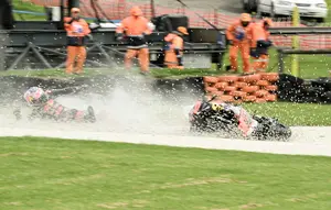 Jack Miller terjatuh di sprint race MotoGP Australia. Padahal dia sebelumnya masih bisa membalap usai bagian depan motor ditabrak burung ccamar (AFP)