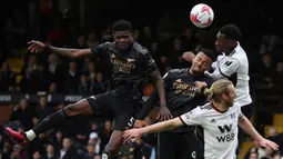 Pemain Arsenal Gabriel Jesus (ketiga kanan) menyundul bola saat melawan Fulham pada pertandingan sepak bola Liga Inggris di Stadion Craven Cottage, London, 12 Maret 2023. Arsenal mengalahkan Fulham dengan skor 3-0. (AP Photo/Ian Walton)