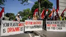 Aksi unjuk rasa diwarnai dengan adegan teatrikal bertajuk 'Sampahmu Menenggelamkan Kami'. (JUNI KRISWANTO/AFP)