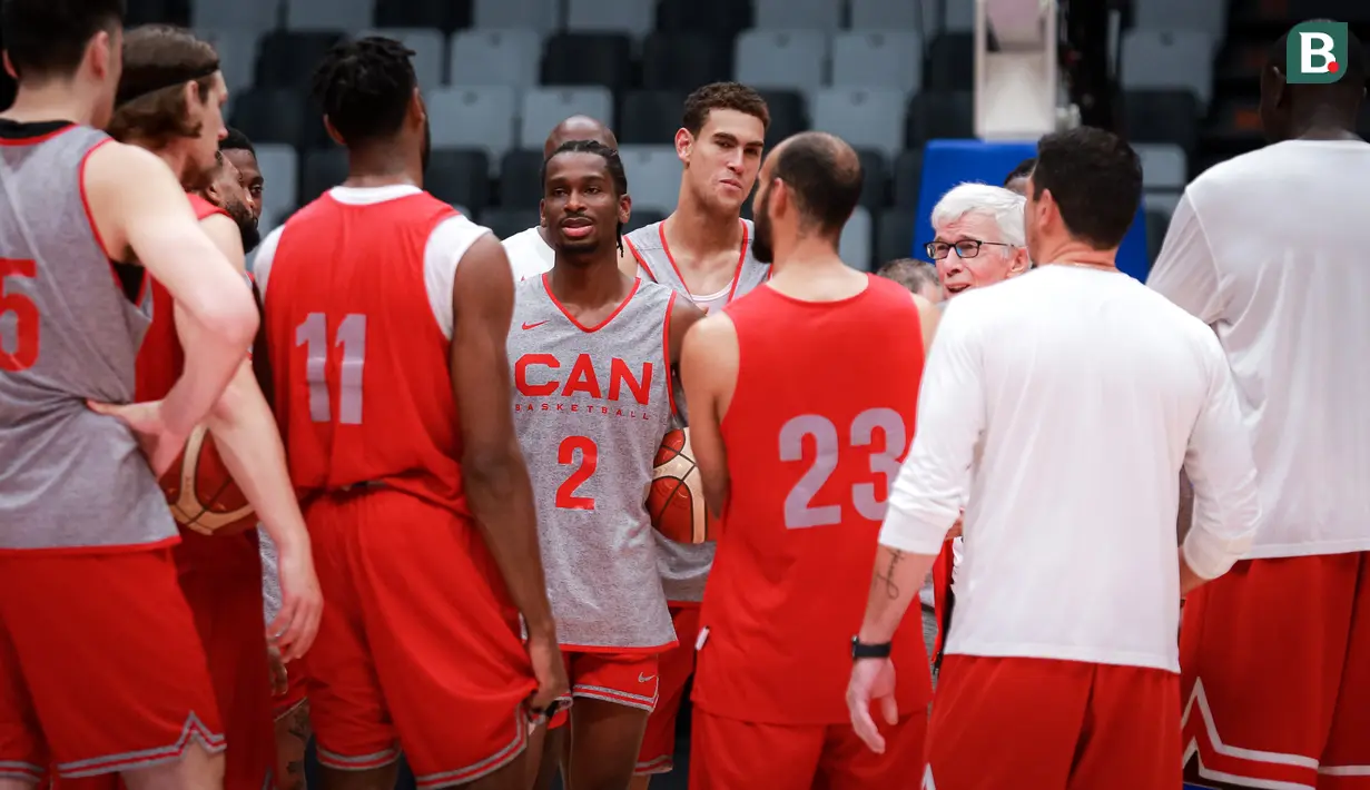 <p>Pebasket Kanada, Shai Gilgeous-Alexander (tengah) melakukan briefing bersama rekan-rekannya saat melakukan latihan menjelang laga Piala Dunia FIBA 2023 melawan Prancis di Indonesia Arena, Senayan, Jakarta, Kamis (24/08/2023). (Bola.com/Bagaskara Lazuardi)</p>