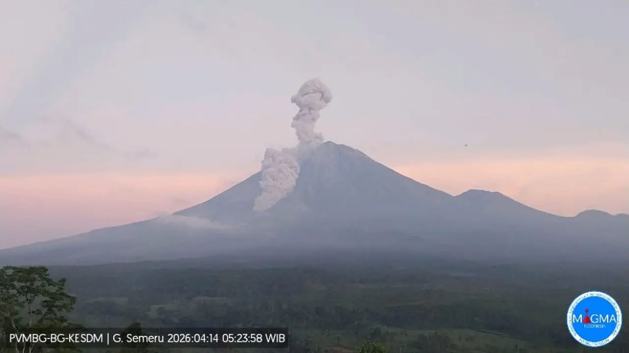 Gunung Semeru erupsi