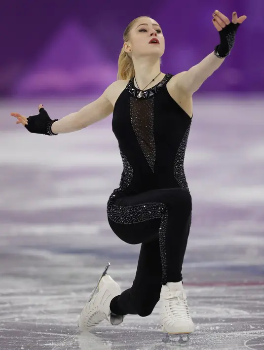 Diana Nikitina bersaing dalam kejuaraan figure skating selama Olimpiade Musim Dingin 2018 di Gangneung Ice Arena, Gangneung, Korea Selatan (21/2). Nikitina  merupakan atlet Latvia kelahiran 9 Desember 2000. (AP Photo / Bernat Armangue)