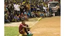 Sejumlah warga menonton pertandingan antara Perserang melawan Persidago pada laga perdana Piala Kemerdekaan di Stadion Maulana Yusuf, Serang, Sabtu (15/8/2015). (Bola.com/Vitalis Yogi Trisna)
