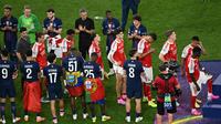 Para pemain Paris Saint-Germain memberi aplaus untuk para pemain Arsenal yang akan menerima medali runner up Liga Champions 2025/2026 di Puskas Arena, Budapest, Minggu (31/5/2026) dini hari WIB. (Attila Kisbenedek/AFP)