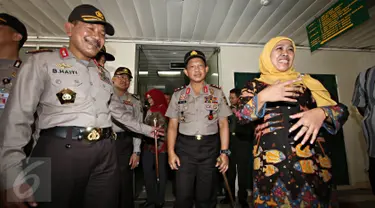 Kapolri Jenderal Polisi Badrodin Haiti (kiri), Mensos Khofifah Indar Parawansa (kanan) dan Kapolda Metro Jaya Inspektur Jenderal Tito Karnavian saat membesuk korban bom Thamrin di RSPAD Gatot Soebroto, Jakarta, (19/1). (Liputan6.com/Immanuel Antonius)