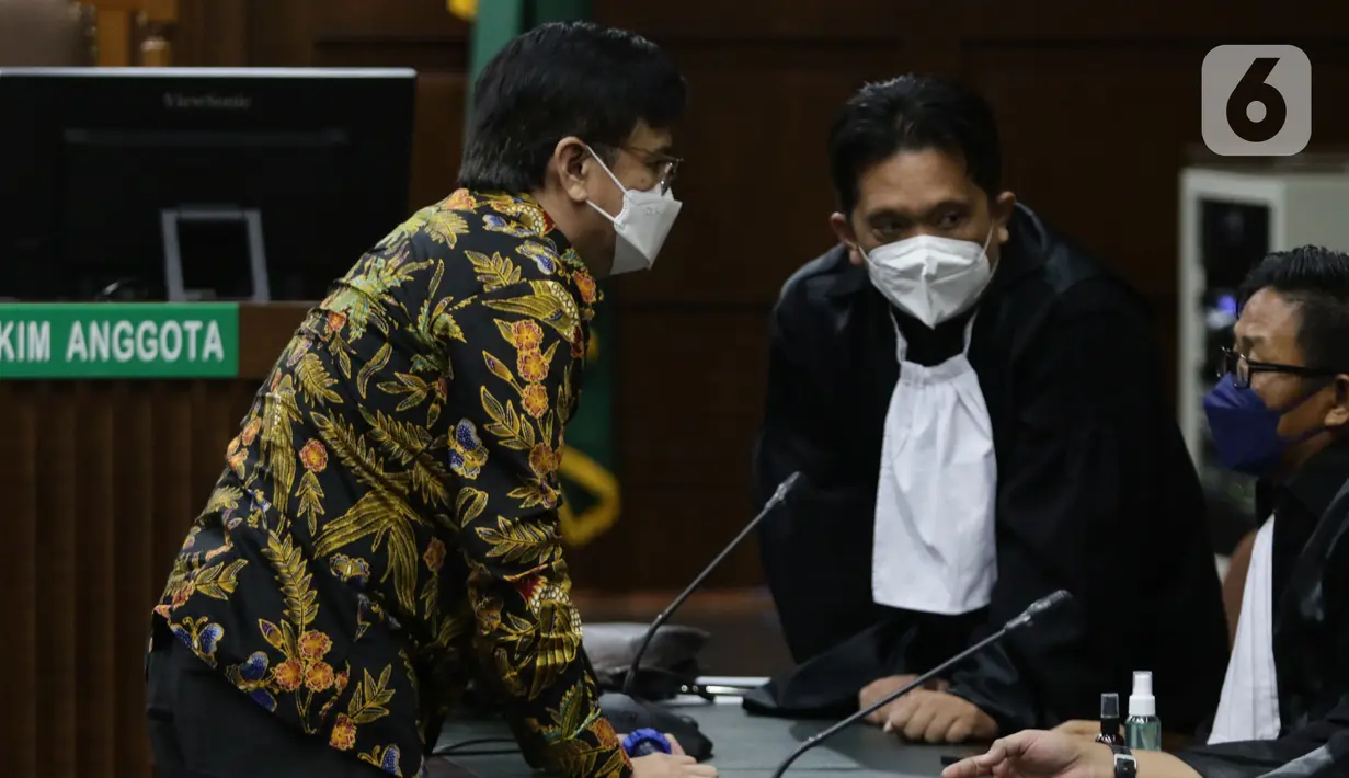 Terdakwa dugaan korupsi pengadaan tanah di Munjul, Jakarta Timur tahun 2019 yang juga Mantan Dirut PPSJ, Yoory Corneles Pinontoan usai pembacaan tuntutan di Pengadilan Tipikor Jakarta, Kamis (10/2/2022). Yoory dituntut 6 tahun 8 bulan penjara dan denda Rp 1 miliar. (Liputan6.com/Helmi Fithriansyah)