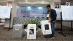 Panitia membawa kotak suara saat proses rekapitulasi penghitungan suara Pemilu 2019 tingkat Kota Jakarta Selatan di Hotel Maharaja, Jakarta, Selasa (7/5/2019). Proses penghitungan suara diselenggarakan selama tiga hari. (Liputan6.com/Herman Zakharia)