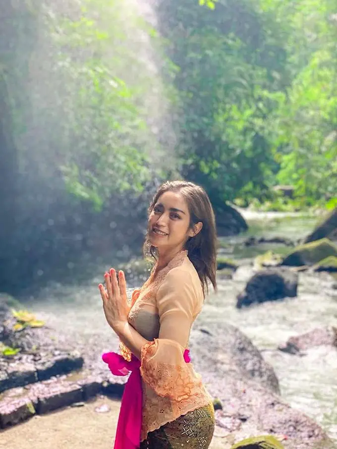 Anggunnya Jessica Iskandar dengan Kebaya Putih Saat Melukat