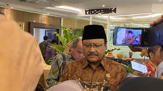 Menteri Sosial (Mensos) Saifullah Yusuf (Gus Ipul) saat ditemui awak media di Salemba, Jakarta Pusat, pada Jumat (15/11/2024).