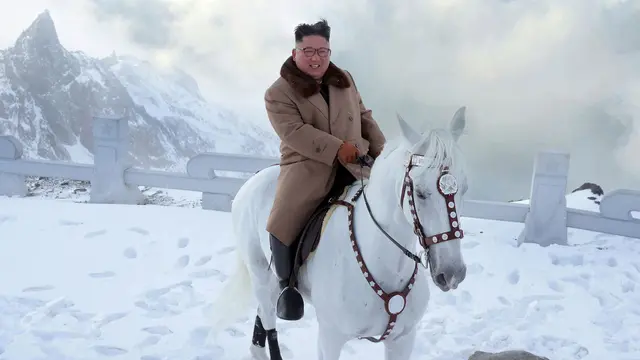 Gaya Kim Jong-un Saat Naik Kuda Putih Menyusuri Gunung Salju