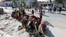 Suasana Ibu Kota Mogadishu usai ledakan bom dari sebuah mobil di Somalia, Kamis (28/3). Hingga kini, belum ada pihak yang bertanggung jawab atas serangan ini. Namun, muncul dugaan kelompok militan berada di balik aksi tersebut. (Reuters/Feisal Omar)
