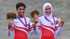 Peraih medali perunggu Chelsea Corputty dan Mutiara Rahma Putri dari Indonesia berpose untuk foto saat upacara perebutan medali setelah acara final dayung ganda ringan putri Asian Games 2023 di Hangzhou, Provinsi Zhejiang, China, Minggu (24/9/2023). (JUNG YEON-JE/AFP)