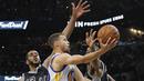 Aksi Stephen Curry #30 saat timnya melawan San Antonio Spurs pada lanjutan NBA 2016 di  AT&T Center, San Antonio, Texas, (10/4/2016). (Ronald Cortes/Getty Images/AFP)