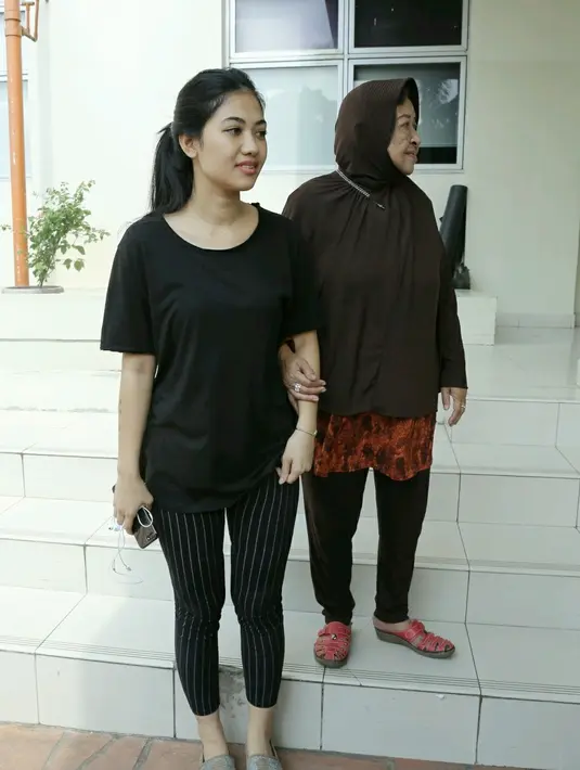 Ditemui di RSCM, Jakarta Pusat, Senin (24/4), Della yang selalu menjaga sang kakak selama 24 jam menceritakan kondisi terkini Jupe. Menurutnya, saat ini Jupe sudah mulai membuka mata dan berbicara. (Galih W. Satria/Bintang.com)