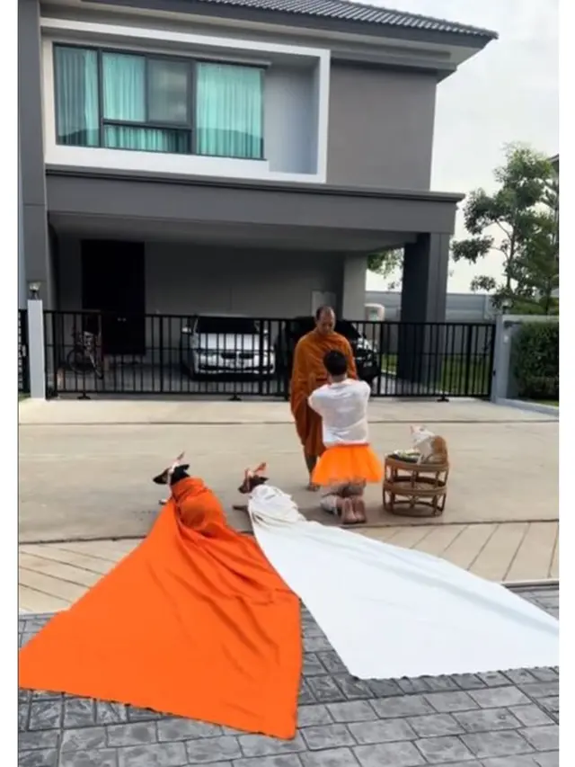Pria Ini Selalu Cosplay saat Beri Persembahan Pada Biksu, 6 Potretnya Kocak