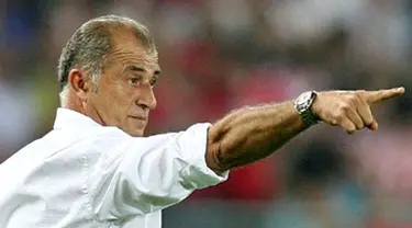 Coach of the Turkish national team Fatih Terim gesturs during the Euro 2008 Championships quarter-final football match Croatia vs. Turkey on June 20, 2008 at Ernst Happel Stadium in Vienna. AFP PHOTO / DDP - RONNY HARTMANN