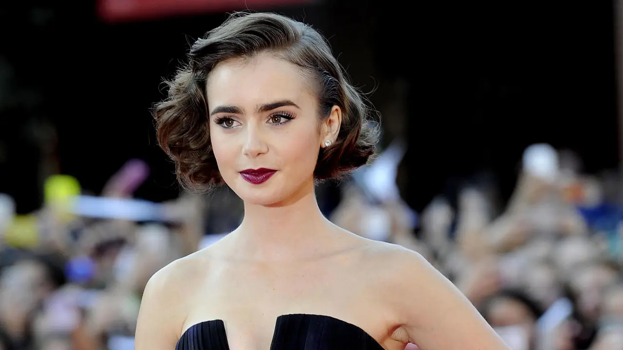 [Bintang] Lily Collins