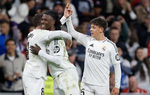 Gelandang Real Madrid asal Uruguay Federico Valverde (kiri) merayakan gol bersama gelandang Real Madrid asal Prancis Eduardo Camavinga (tengah) dan gelandang Real Madrid asal Turki Arda Guler setelah mencetak gol pertama mereka selama pertandingan sepak bola liga Spanyol antara Real Madrid CF dan Athletic Club Bilbao di Stadion Santiago Bernabeu di Madrid, pada 20 April 2025.OSCAR DEL POZO / AFP