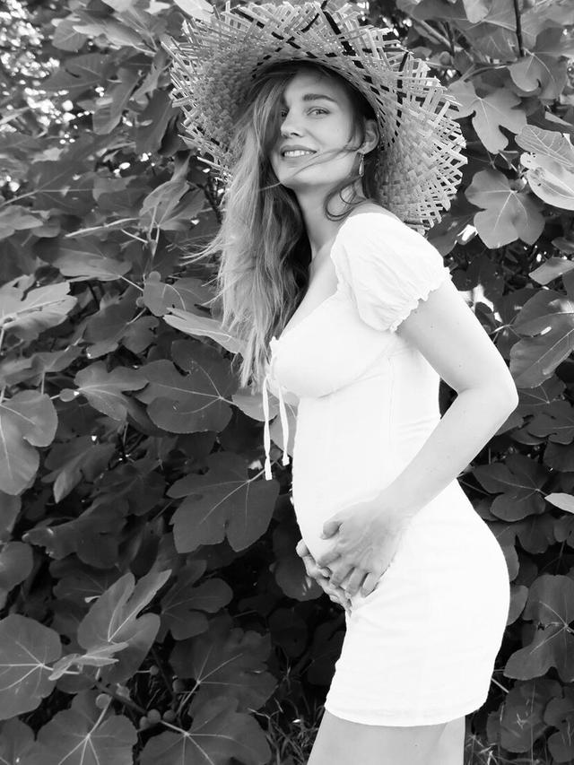 Hamil Anak Pertama, Ini 5 Momen Valentine Payen Istri Ario Bayu Pamer Baby Bump