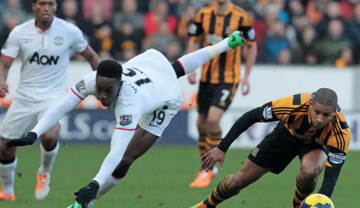 Penyerang Manchester United, Danny Welbeck harus jatuh bangun saat menghadapi Hull City pada laga lanjutan Liga Premier di KC Stadium. Welbeck memberikan assist untuk gol yang dicetak Wayne Rooney.(AFP/Lindsey Parnaby)