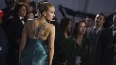 Aktris Scarlett Johansson tiba menghadiri SAG Awards 2020 di Shrine Auditorium & Expo Hall di Los Angeles (19/1/2020). Scarlett Johansson tampil seksi mengenakan gaun biru dengan memamerkan tato di perut dan punggungnya di acara tersebut. (Jordan Strauss/Invision/AP)