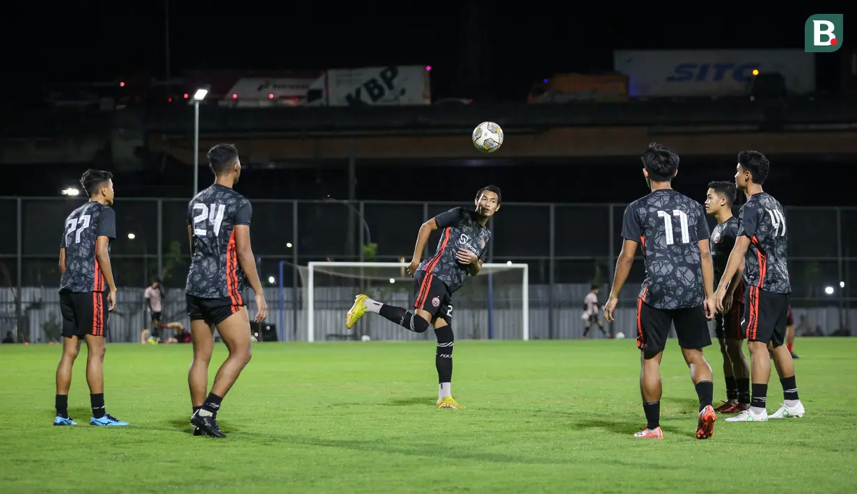 Pemain Persija Jakarta, Hansamu Yama Pranata mengontrol bola saat melakukan latihan menjelang laga terakhir BRI Liga 1 2022/2023 melawan PSS Sleman di lapangan latih Jakarta International Stadium (JIS), Jakarta, Rabu (12/04/2023) malam WIB. Macan Kemayoran akan melakoni laga pamungkas mereka musim ini di Stadion Utama Gelora Bung Karno (SUGBK) pada Sabtu (15/04/2023). (Bola.com/Bagaskara Lazuardi)