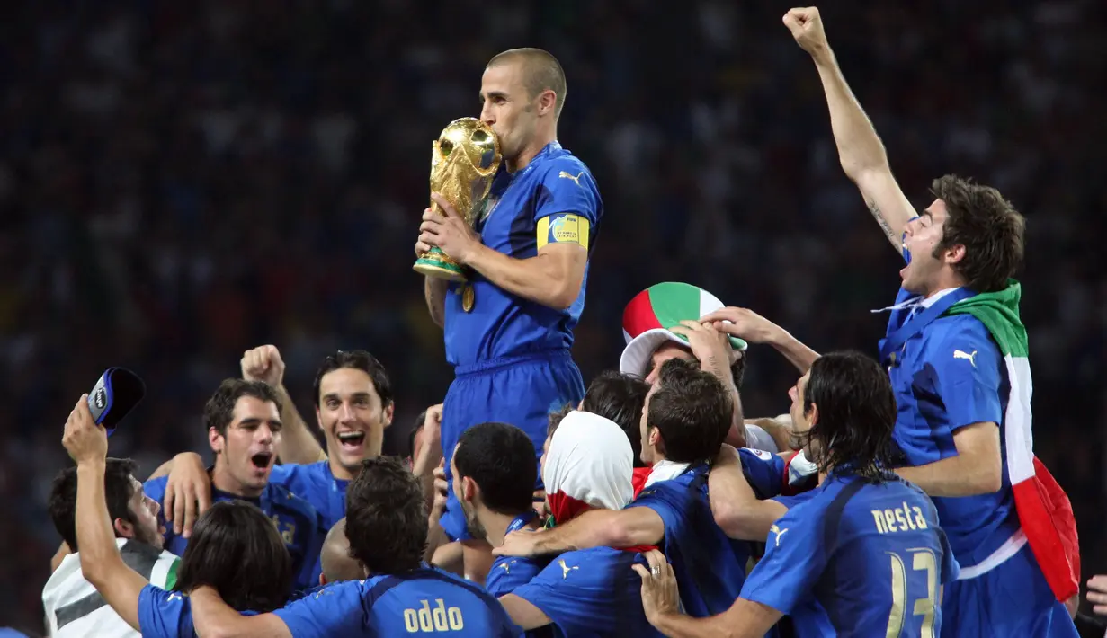 Fabio Cannavaro dinobatkan sebagai FIFA World Player of the Year 2006 usai berhasil mengantarkan Italia merengkuh gelar Piala Dunia 2006. Kala itu, Gli Azzurri terkenal dengan pertahanan yang sangat kokoh. Tercatat hanya dua gol yang bersarang ke gawang Italia yaitu saat berjumpa Amerika Serikat dan Prancis. Kesuksesan tersebut tidak lepas dari kehadiran pemain bertinggi badan 176 cm tersebut. (AFP/Patrik Stollarz)