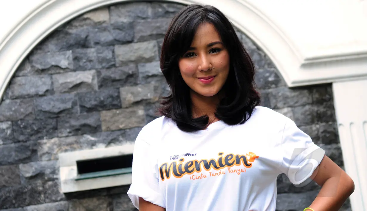 Aktris Selena Alesandra saat ditemui di acara syukuran film Miemien di kawasan Cirendeu, Tangerang Selatan, Banten, Senin (4/5/2015). Miemien merupakan sebuah film komedi-drama yang dipadukan dengan cerita horor. (Liputan6.com/Faisal R Syam)