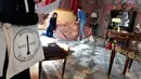 Pekerja menyiapkan tampilan ruangan Suite Imperiale dari Hotel Ritz sebelum dipamerkan di rumah lelang Artcurial, Paris, Rabu (11/4).  Hotel legendaris di Paris tersebut melelang beberapa barang ikoniknya pada 17 April mendatang. (GERARD JULIEN/AFP)