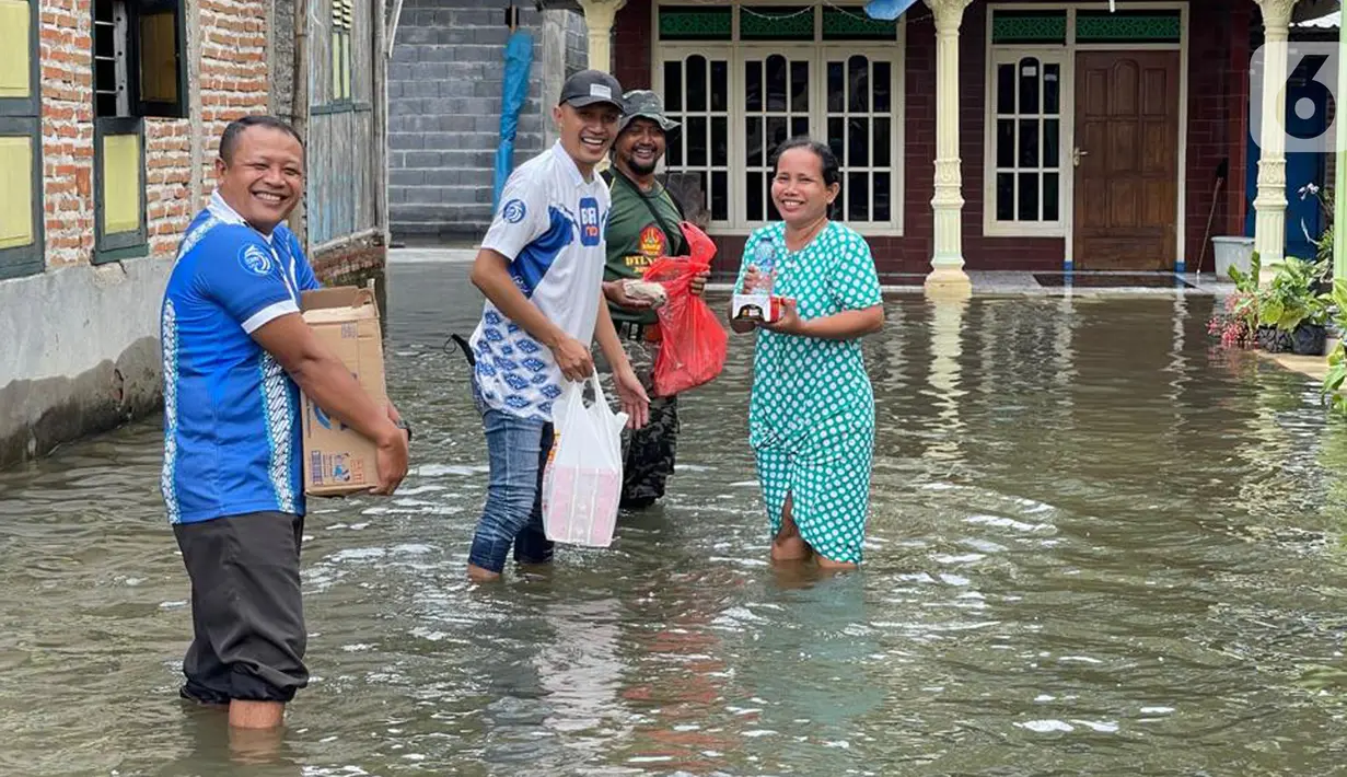 Insan BRILiaN (karyawan BRI) mendistribusikan makanan cepat saji kepada warga terdampak banjir di Kecamatan Ngusikan, Jombang, Jawa Timur, Minggu (13/03/2022). BRI juga bekerja sama dan berkoordinasi dengan berbagai pihak untuk bersinergi dalam menyalurkan bantuan. (Liputan6.com/HO/CSRBRI)