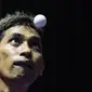 Petenis meja Indonesia, David Jacobs melakukan servis saat menghadapi wakil China Liao Han di cabang para tenis meja TT10 Asian Para Games 2018, Jakarta, Selasa (9/10). David menyumbang emas ketujuh untuk Indonesia. (Bola.com/Vitalis Yogi Trisna)