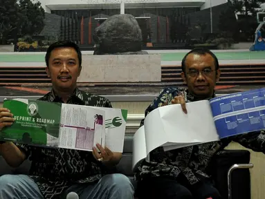Menpora Imam Nahrawi (kiri) menunjukkan Blue Print dan Road Map saat jumpa pers terkait pembentukan tim transisi PSSI di kantor Kemenpora, Jakarta, Jumat (8/5/2015). Menpora mengumumkan sejumlah nama yang menjadi Tim Transisi. (Liputan6.com/Yoppy Renato)