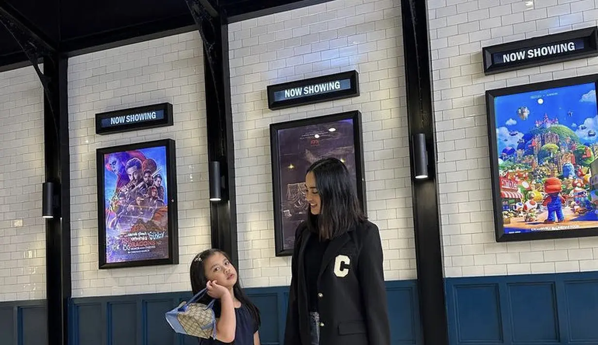 Keduanya kerap tampil serasi dengan outfitnya, seperti Ririn tampil dengan atasan hitam dipadukan celana denimnya. Begitupun dengan anak keduanya yang mengenakan atasan hitam dengan celana denim sebagai bawahannya. [@ririnekawati]