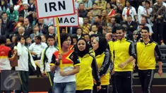 Karateka asal Iran mengikuti defile pembukaan WKF World Junior, Cadet and U-21 Championship 2015 di ICE Serpong, Banten, Kamis (12/11). 1.425 peserta dari 91 negara berlaga di ajang ini. (Liputan6.com/Helmi Fithriansyah)