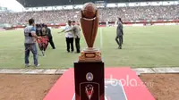 Trofi Piala Presiden 2017 di Stadion Maguwoharjo, Sleman, Sabtu (4/2/2017). (Bola.com/Nicklas Hanoatubun)