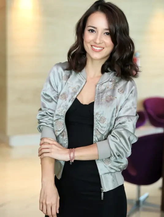 "Ya, konsekuensi aku mutusin main action ya begitu. Ini full body contact, gak boleh takut lecet, gak pakai stuntmant dan its part the job, pelan-pelan jadi part of me," jelas Julie Estelle. (Adrian Putra/Bintang.com)