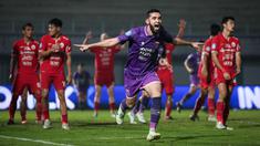 Pemain Persita Tangerang, Javlon Guseynov (tengah) melakukan selebrasi setelah mencetak gol kemenangan pada laga lanjutan BRI Liga 1 2022/2023 antara Persita Tangerang melawan Persija Jakarta di Stadion Indomilk Arena, Tangerang, Selasa (28/03/2023). (Bola.com/Bagaskara Lazuardi)