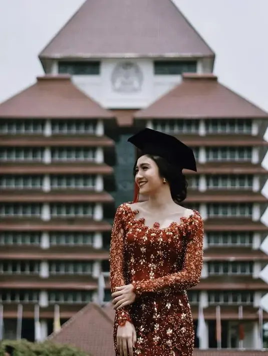 Febby Rastanty juga memilih warna merah gelap dengan payet emas yang megah dalam kebaya model baju kurung. [IG Febby Rastanty]