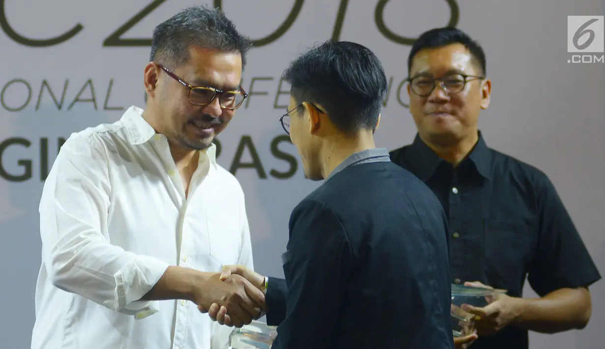 CEO KapanLagi Youniverse (KLY), Steve Christian saat mendapatkan penghargaan saat menghadiri Youth On Top National Conference  (YOTNC) 2018 di Balai Kartini, Jakarta, Sabtu (25/8). (Merdeka.com/Imam Buhori)