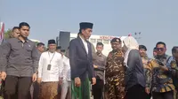 Presiden Jokowi menerima penghormatan dari Pimpinan upacara peringatan Hari Santri 2023, Yaqut Cholil Qoumas usai mengikuti upacara di Tugu Pahlawan Surabaya, Jawa Timur. (Foto: Lputan6/Dicky Agung Prihanto)