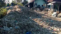 Timbunan sampah di pelataran rumah warga Desa Gampingan, Pagak, Malang. Seluruhnya adalah sampah impor limbah produksi perusahaan (Liputan6.com/Zainul Arifin)