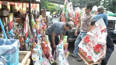 Pedagang menaikan parcel ke atas mobil di kawasan Pasar kembang, Cikini, Jakarta, Jumat (16/12). Jelang hari raya Natal, pedagang parcel di kawasan Cikini masih sepi pembeli. (Liputan6.com/Yoppy Renato)