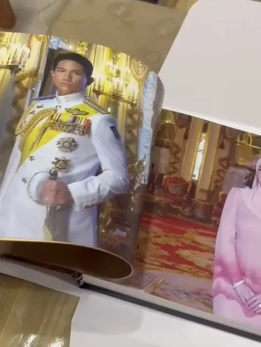 Souvenir dibungkus putih tersebut berisikan album-album foto kedua mempelai. Misalnya saja potret Pangeran Mateen mengenakan seragam militernya, Anisha Rosnah mengenakan baju pinknya.  [@littleummi.bn]