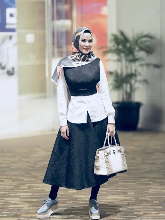 Angel Lelga menjual scraf yang cocok digunakan sebagai hijab. Bisnisnya ini diberi nama Angelelgascarf. (Foto: instagram.com/angellelga)